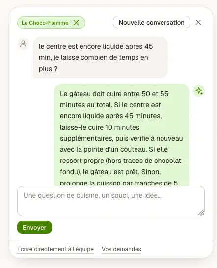 Une recette ouverte sur un téléphone, l’assistant par-dessus : « Pourquoi c’est encore cru au milieu ? », et une réponse qui reprend le temps et la température de cette recette.